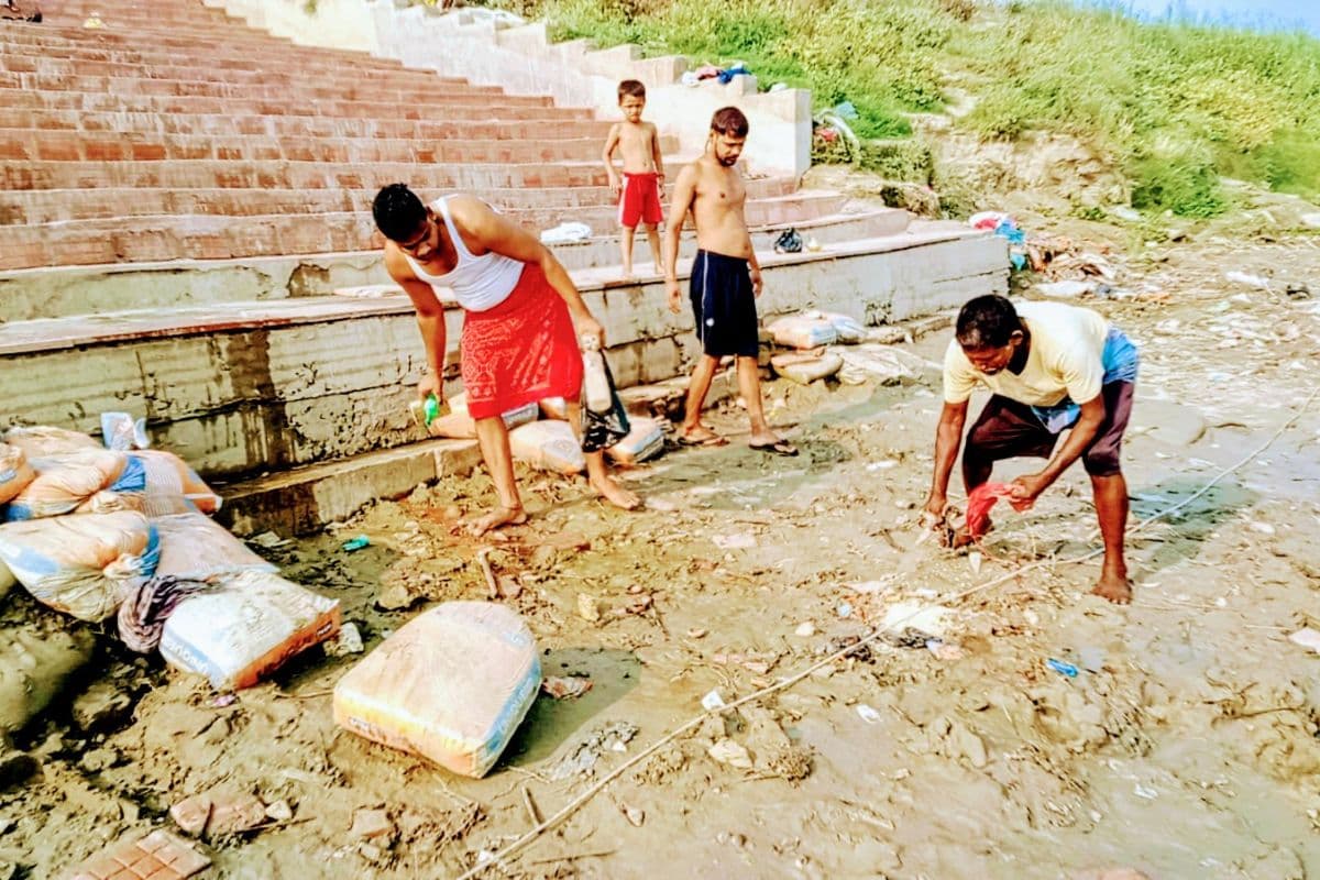 चौसा में गंगा युवा समिति का 336वां स्वच्छता अभियान, घाट हुआ निर्मल
