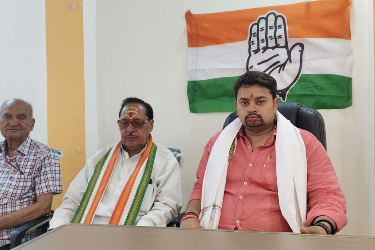Buxar News: कांग्रेस नेता ने शिक्षक अभ्यर्थियों पर लाठीचार्ज को बताया लोकतंत्र पर हमला