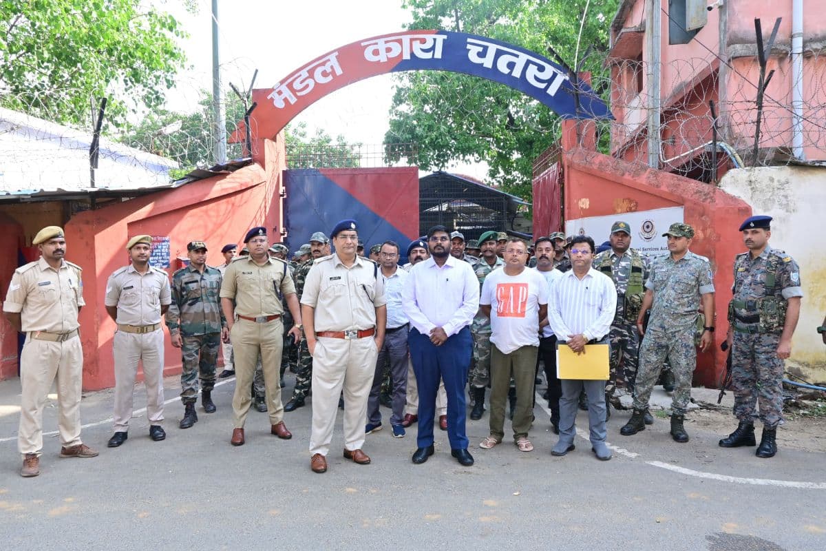 डीसी-एसपी ने किया चतरा मंडल कारा का निरीक्षण, सुरक्षा और व्यवस्थाओं को देख दिए निर्देश
