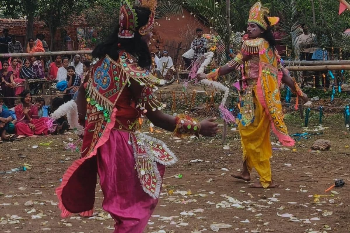 सरायकेला-खरसावां के डांडु गांव में छऊ नृत्य आयोजित 