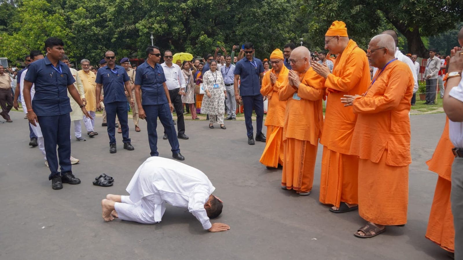 Photo: मुख्यमंत्री शुभेंदु अधिकारी सुबह-सुबह पहुंचे बेलूड़ मठ, रामकृष्ण मंदिर में की पूजा-अर्चना