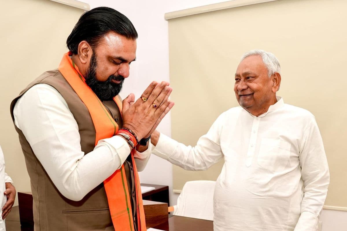 दिल्ली दौरे से लौटे CM सम्राट चौधरी, पटना पहुंचते ही नीतीश कुमार से की मुलाकात, जानिए क्या हुई बातचीत