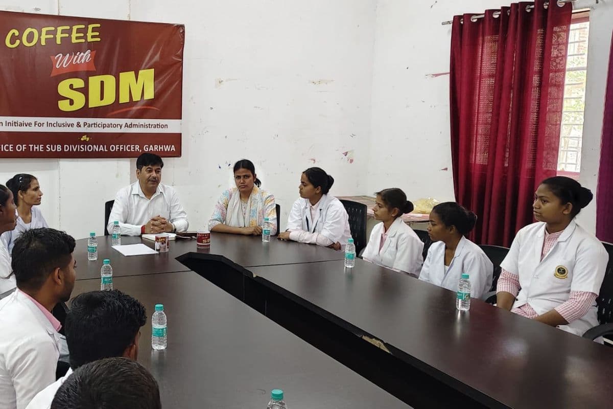 गढ़वा में 'कॉफी विद एसडीएम' आयोजित, एसडीएम ने जाना नर्सों का दर्द और जज्बा