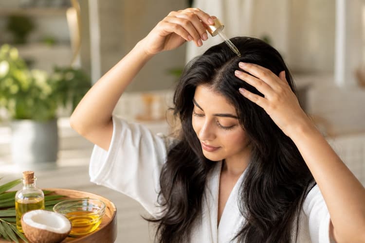 क्या बालों में तेल लगाने का सही तरीका जानते हैं आप? आधे से ज्यादा लोग हर बार करते हैं ये गलतियां