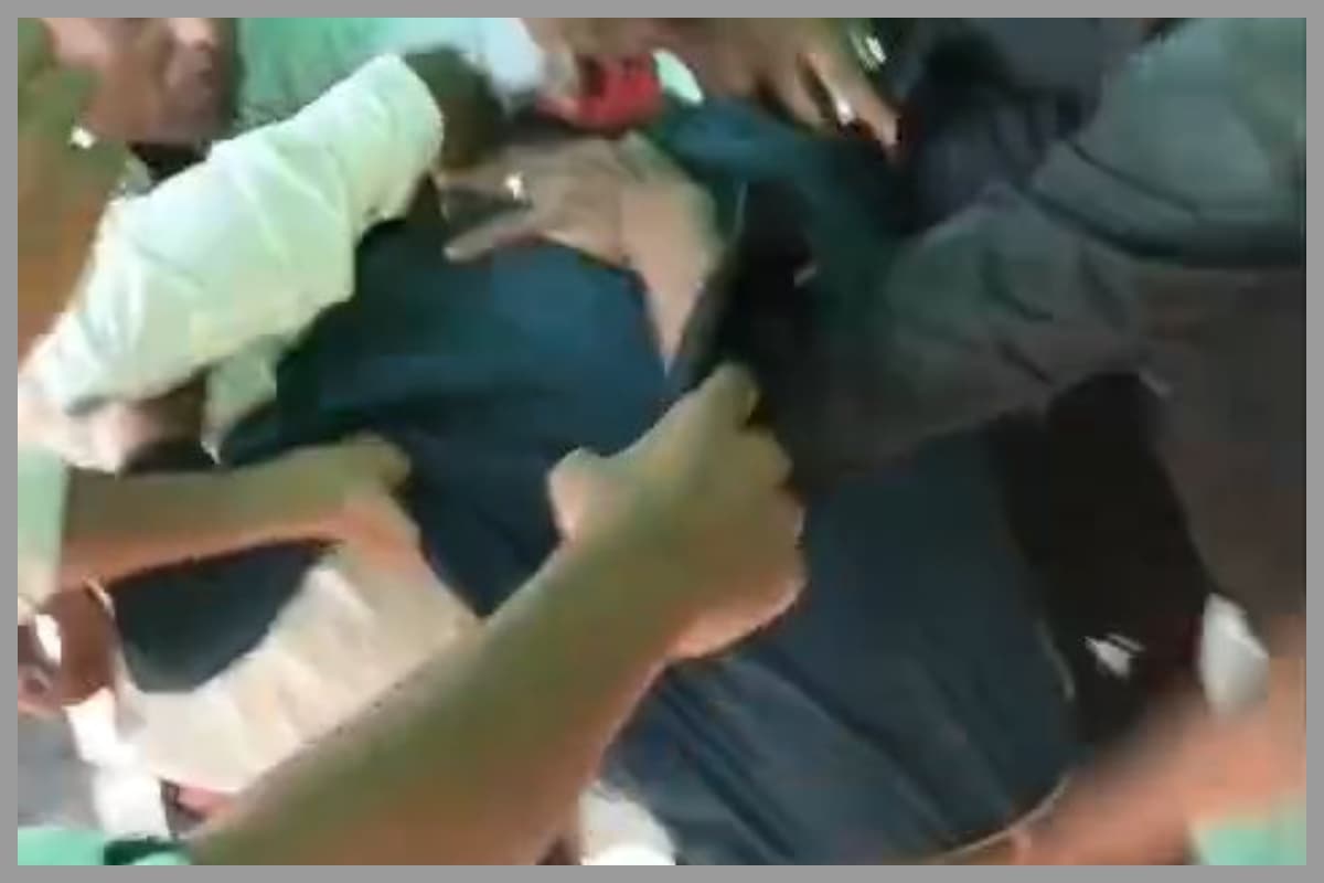 Darbhanga: दरभंगा के स्कूल में घुसकर शिक्षक की पिटाई, वीडियो वायरल