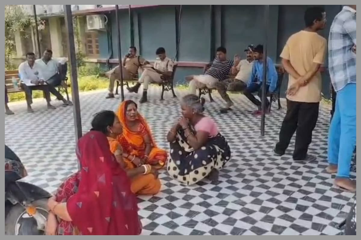 Darbhanga: बिजली विभाग के गेट के पास मिला युवक का शव, हत्या की आशंका