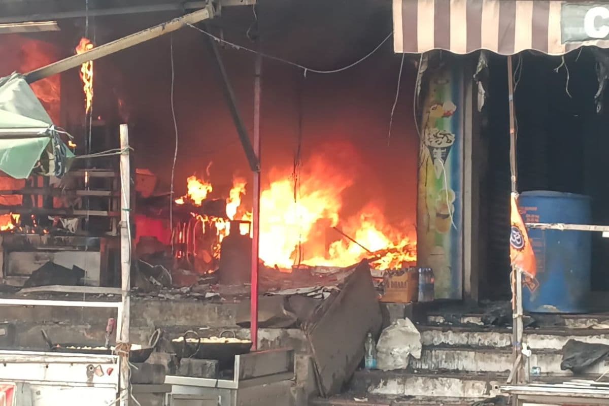 धनबाद: दुकान में लगी भीषण आग, लाखों का नुकसान