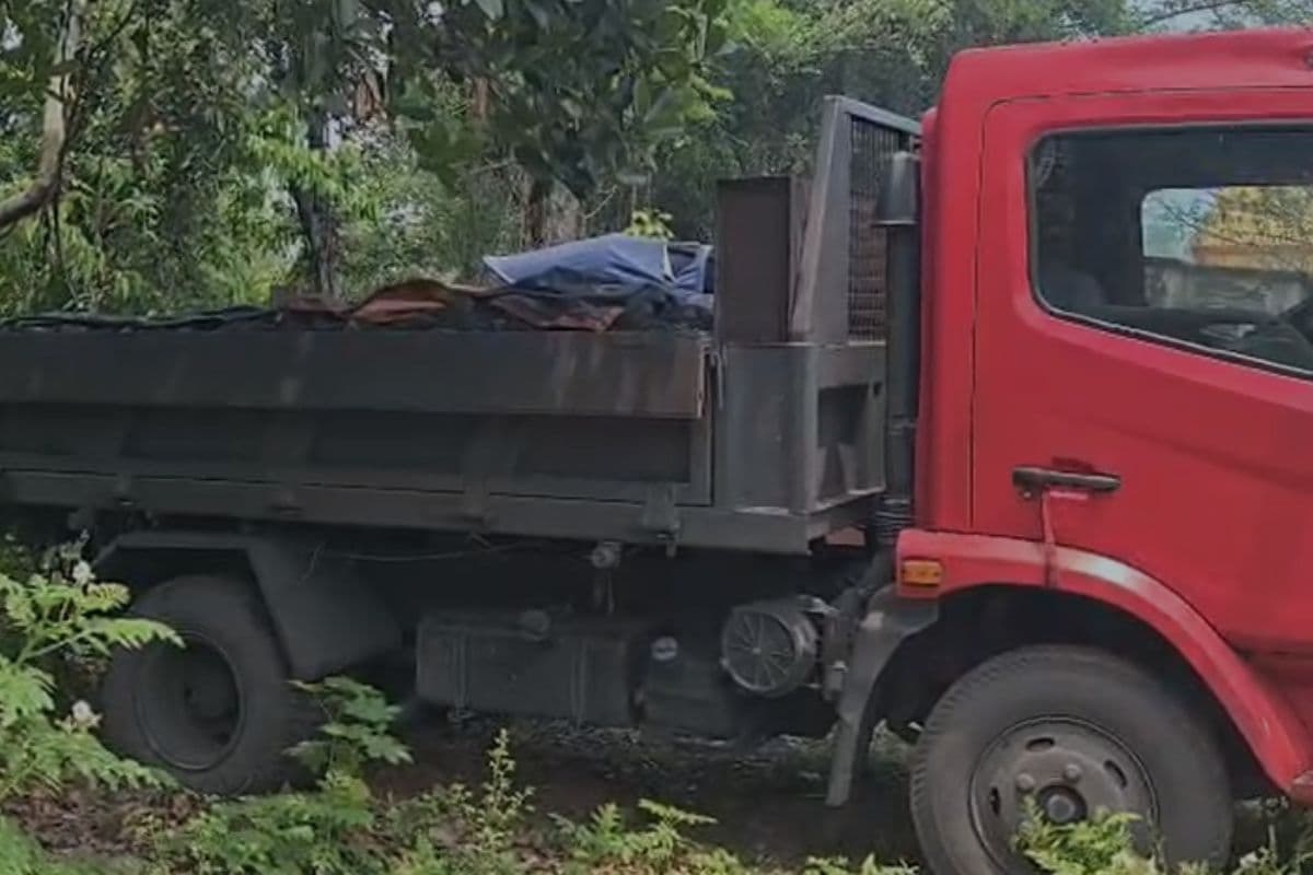 धनबाद: बाघमारा में अवैध कोयला पर कार्रवाई, ट्रक और मिनी हाइवा जब्त 