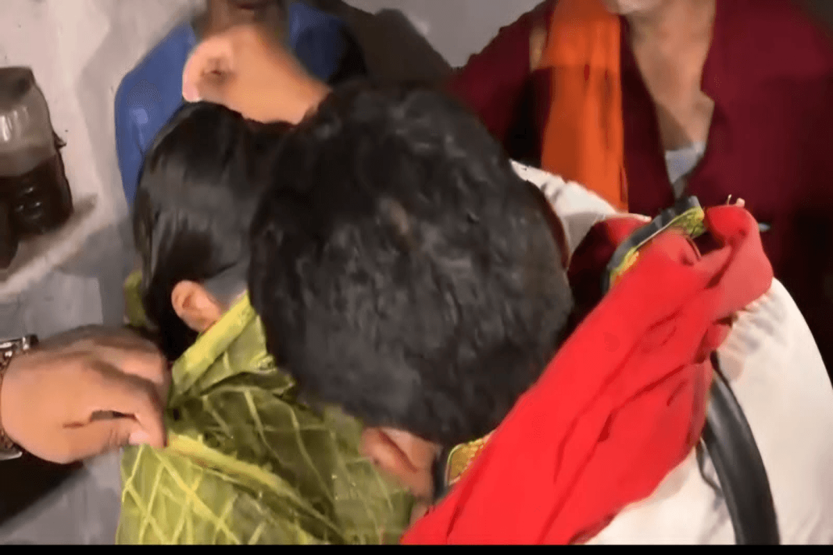 Muzaffarpur: गांव वालों ने पकड़ा प्रेमी जोड़ा, फिर मंदिर में कराई शादी