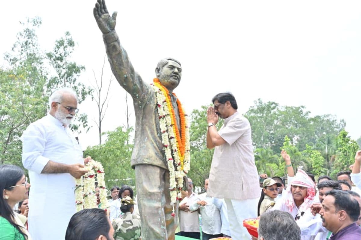 पुण्यतिथि पर याद किए गए दुर्गा सोरेन, मुख्यमंत्री हेमंत सोरेन ने दी श्रद्धांजलि 