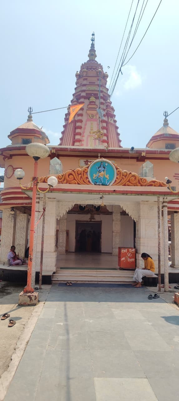 सुबह से मंदिरों में उमड़ी श्रद्धालुओं की भीड़, पूजा-अर्चना के लिए जारी हुआ आरती का समय