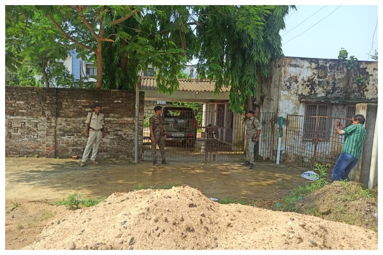 दरभंगा: केवटी बीडीओ चंद्रमोहन पासवान के 6 ठिकानों पर ईओयू की ताबड़तोड़ छापेमारी