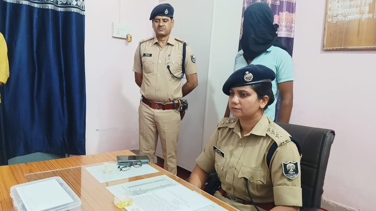 KHAGARIA: शादी समारोह में हर्ष फायरिंग पड़ी भारी, लोडेड कट्टा और कारतूस के साथ युवक गिरफ्तार