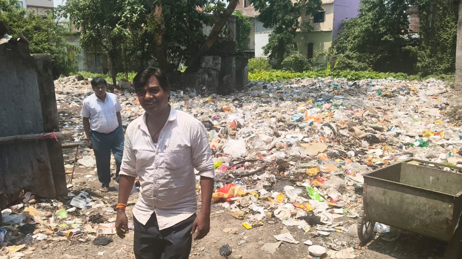 KATIHAR: बारसोई में पोखर किनारे कचरे का ढेर, मंदिरों के बीच गंदगी से स्थानीय लोग आक्रोशित