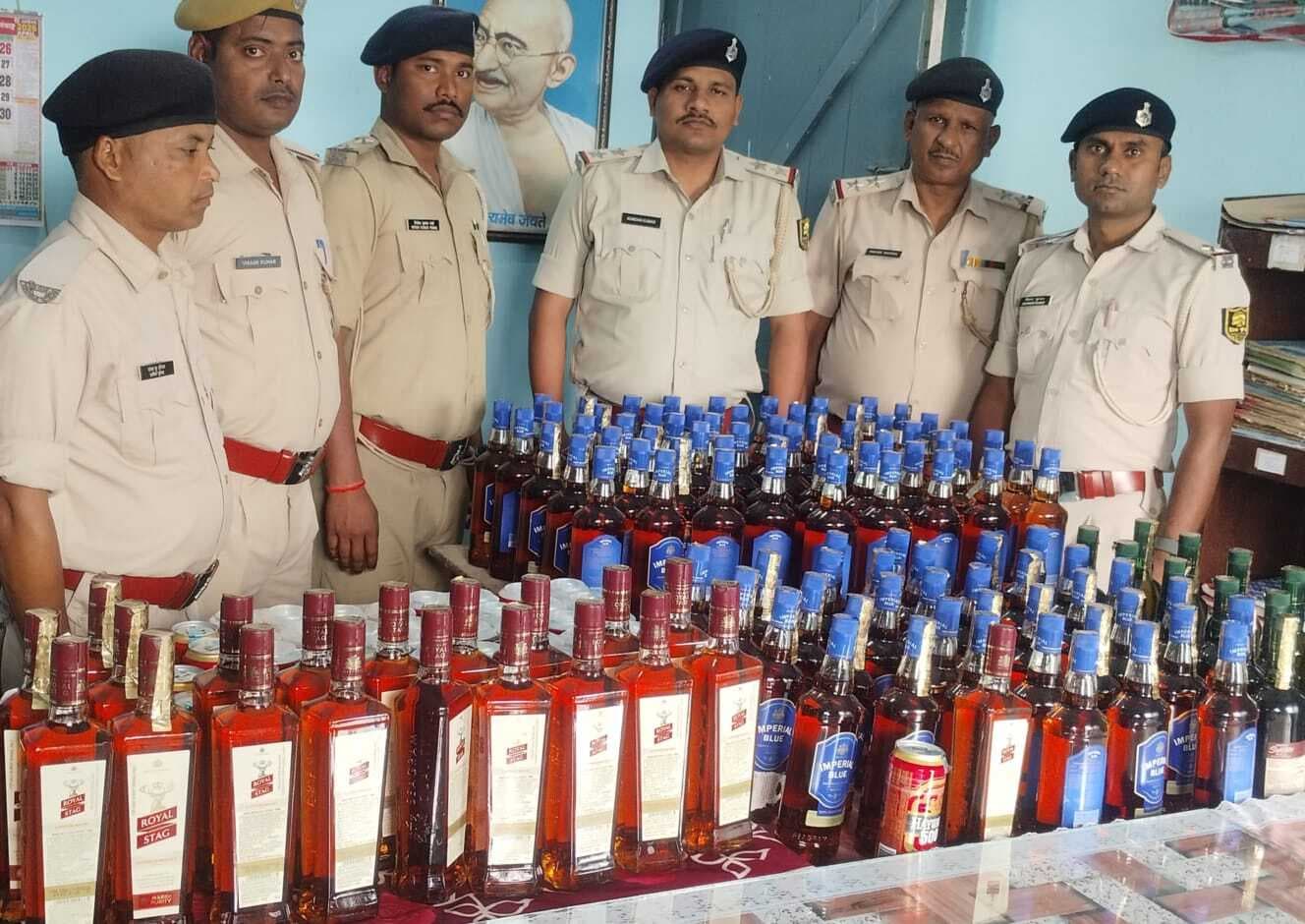 गंधर्वडांगा पुलिस ने कार से 117.25 लीटर विदेशी शराब किया जब्त