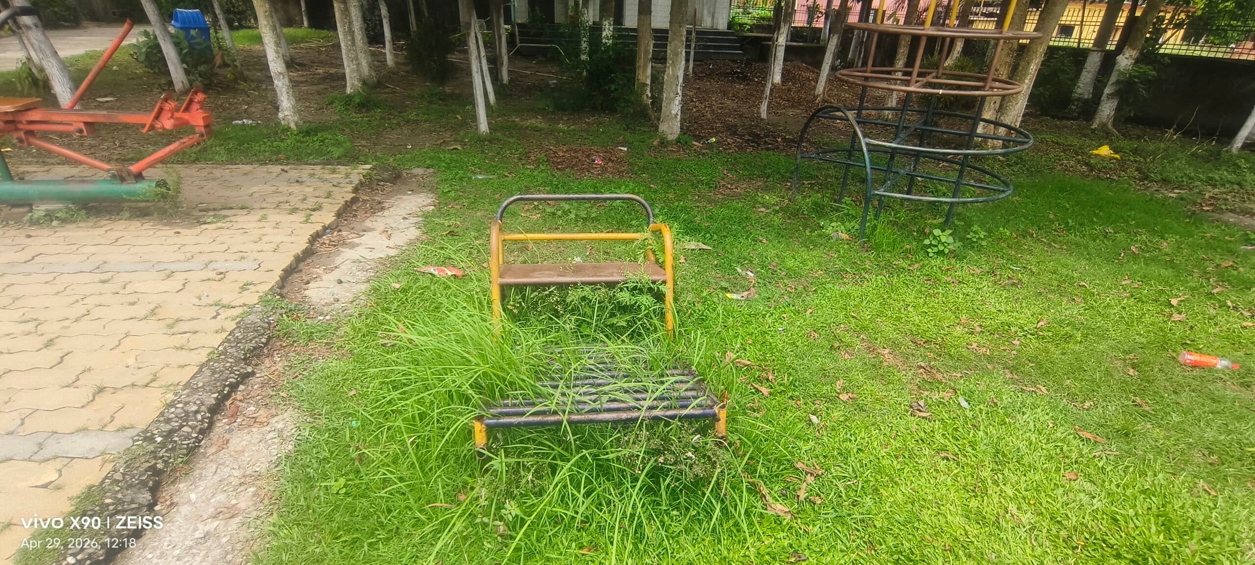 भातडाला पार्क के जर्जर झूले से हो सकता है हादसा