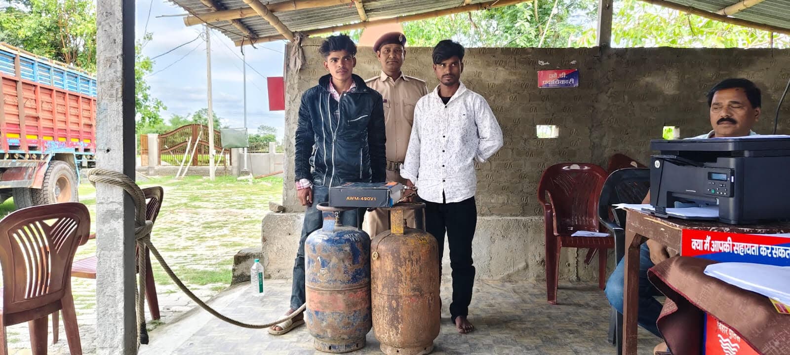 24 घंटे के अंदर पुलिस ने चोरी के मामले का किया उदभेदन, दो गिरफ्तार