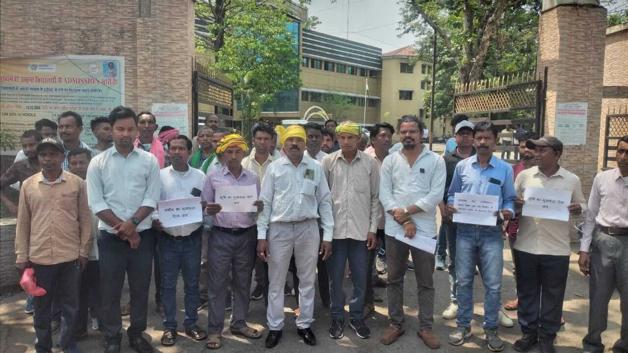 Jamshedpur News : जमीन का मुआवजा मिला नहीं और शुरू कर दिया सड़क चौड़ीकरण, रैयतों ने डीसी ऑफिस पर किया प्रदर्शन