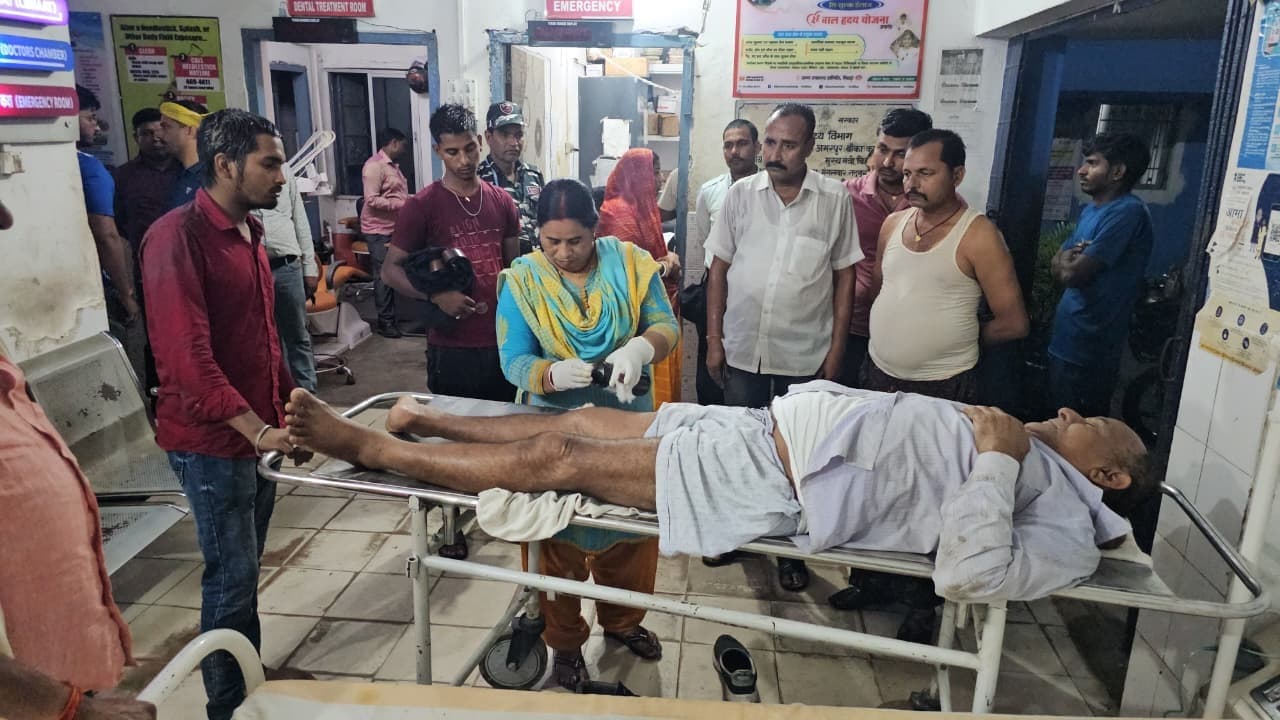 वाहन की टक्कर में बाईक सवार दादा-पोता जख्मी, एक की हालत गंभीर,रेफरफोटो अस्पताल में इलाजरत जख्मी