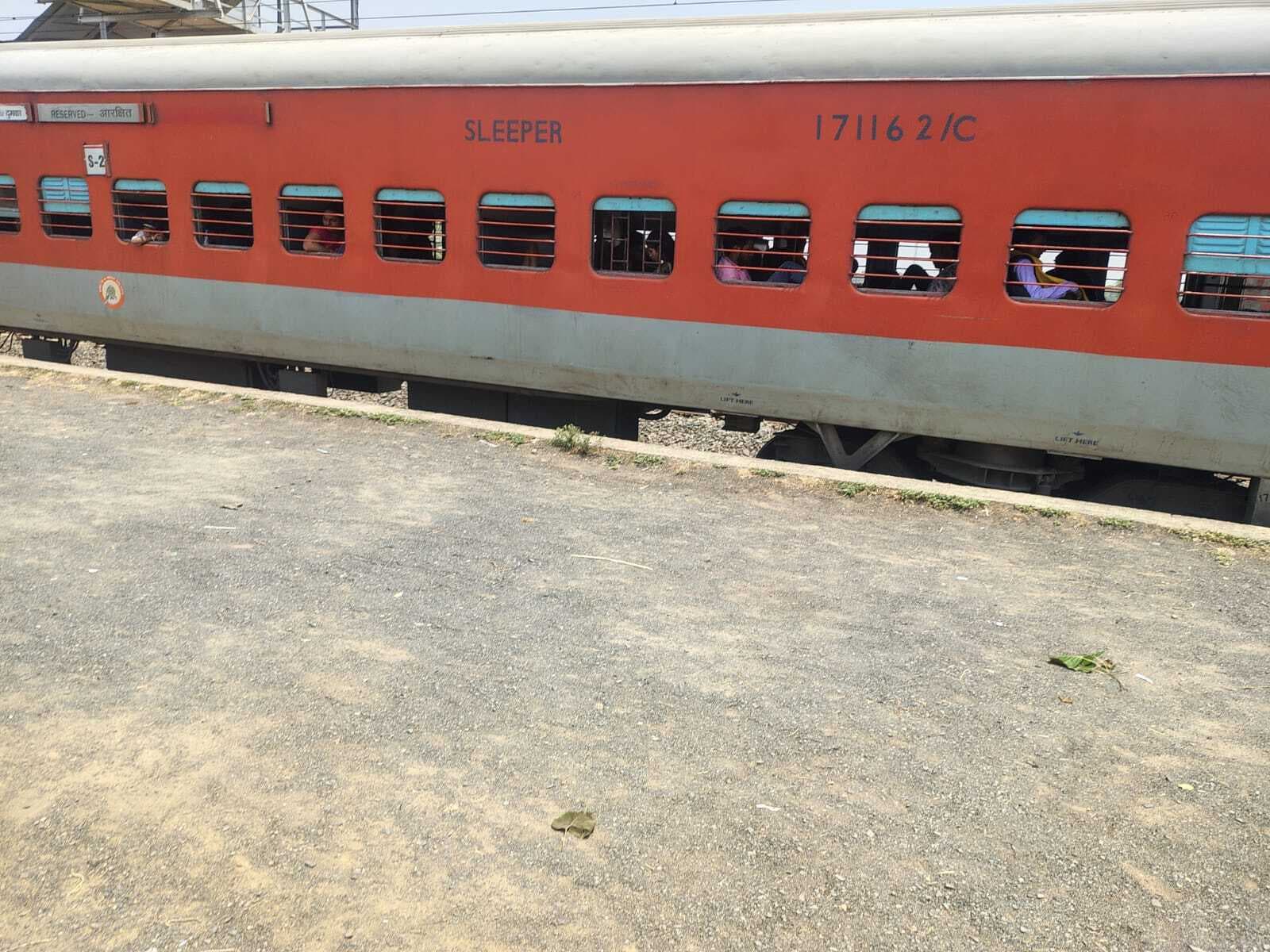 Banka,  रेल ट्रैक पार करते एक युवक जख्मी, रेफर