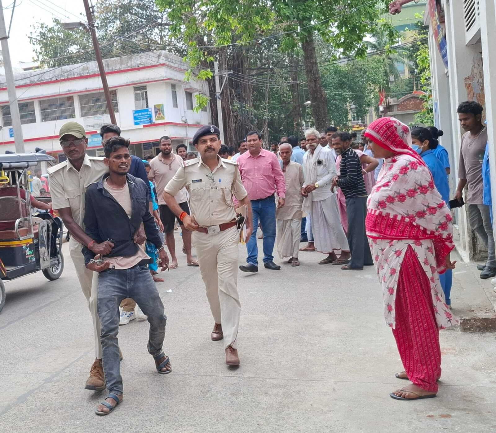 Purnia, चकमा देकर हथकड़ी समेत भाग रहे चोर को पुलिस ने खदेड़ कर पकड़ा