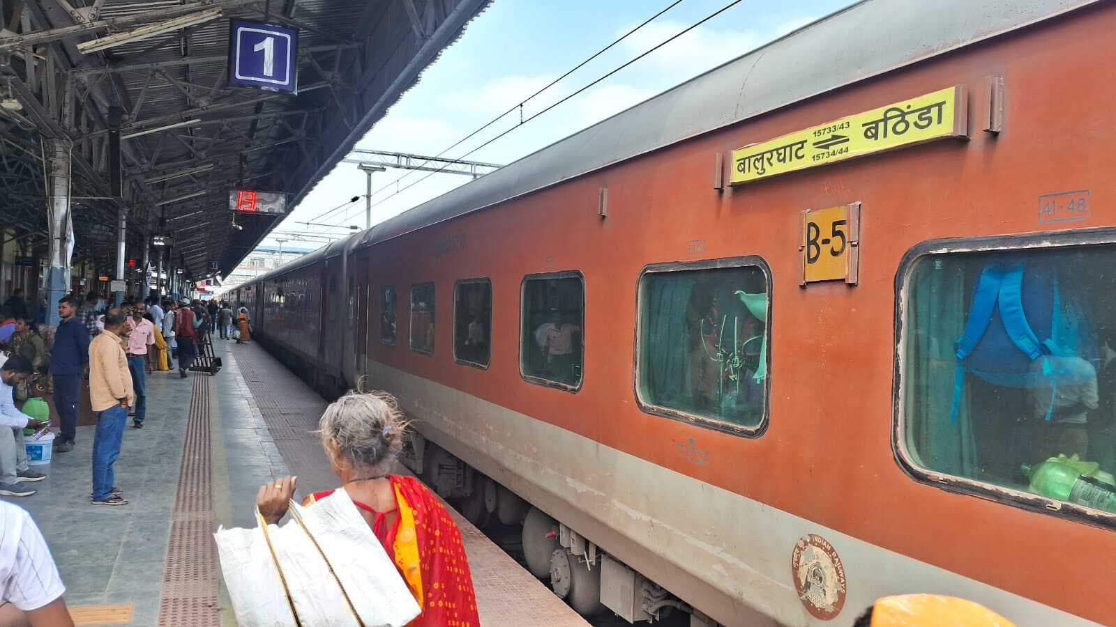 Munger, 9:30 घंटे अनिश्चित लेट चलकर जमालपुर पहुंची 15744 डाउन बठिंडा बालूरघाट फरक्का एक्सप्रेस