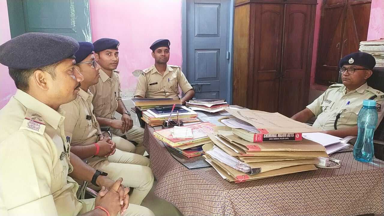 Araria,  लंबित कांडों के निष्पादन व फरार अभियुक्तों की गिरफ्तारी करें थानाघ्यक्ष, इंस्पेक्टर