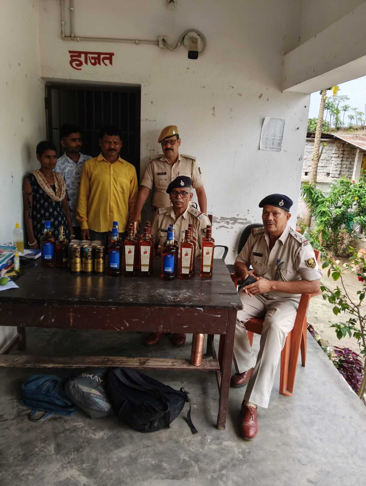 Katihar, रौतारा टोल प्लाजा पर बड़ी कार्रवाई, टेम्पो से 19.5 लीटर शराब बरामद, महिला समेत तीन गिरफ्तार