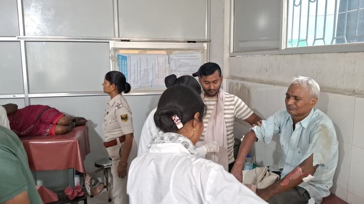 बाइक को बचाने में पलटा सीएनजी ऑटो, पांच घायल