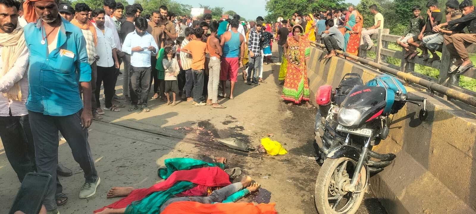 ट्रक की ठोकर से बाइक सवार महिला सहित दो का हुई मौत एक गंभीर, सड़क जाम