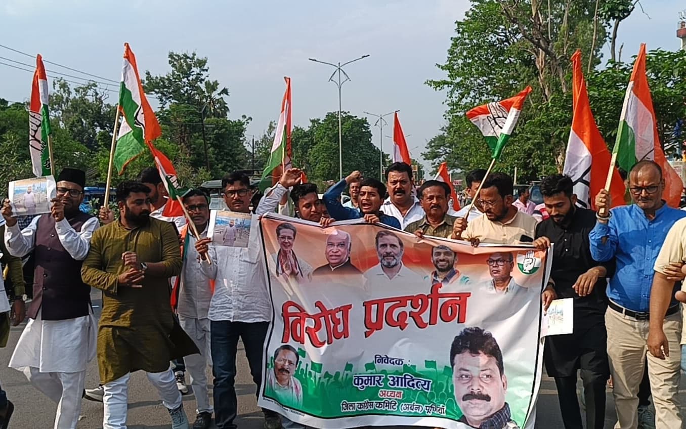 दिल्ली में बिहारी युवक की हत्या के विरोध में कांग्रेस ने किया प्रदर्शन