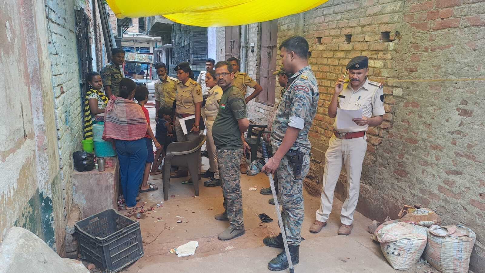 श्रवण बाजार स्थित रेड लाइट एरिया में पुलिस की बड़ी दबिश, खंगाले कई घर