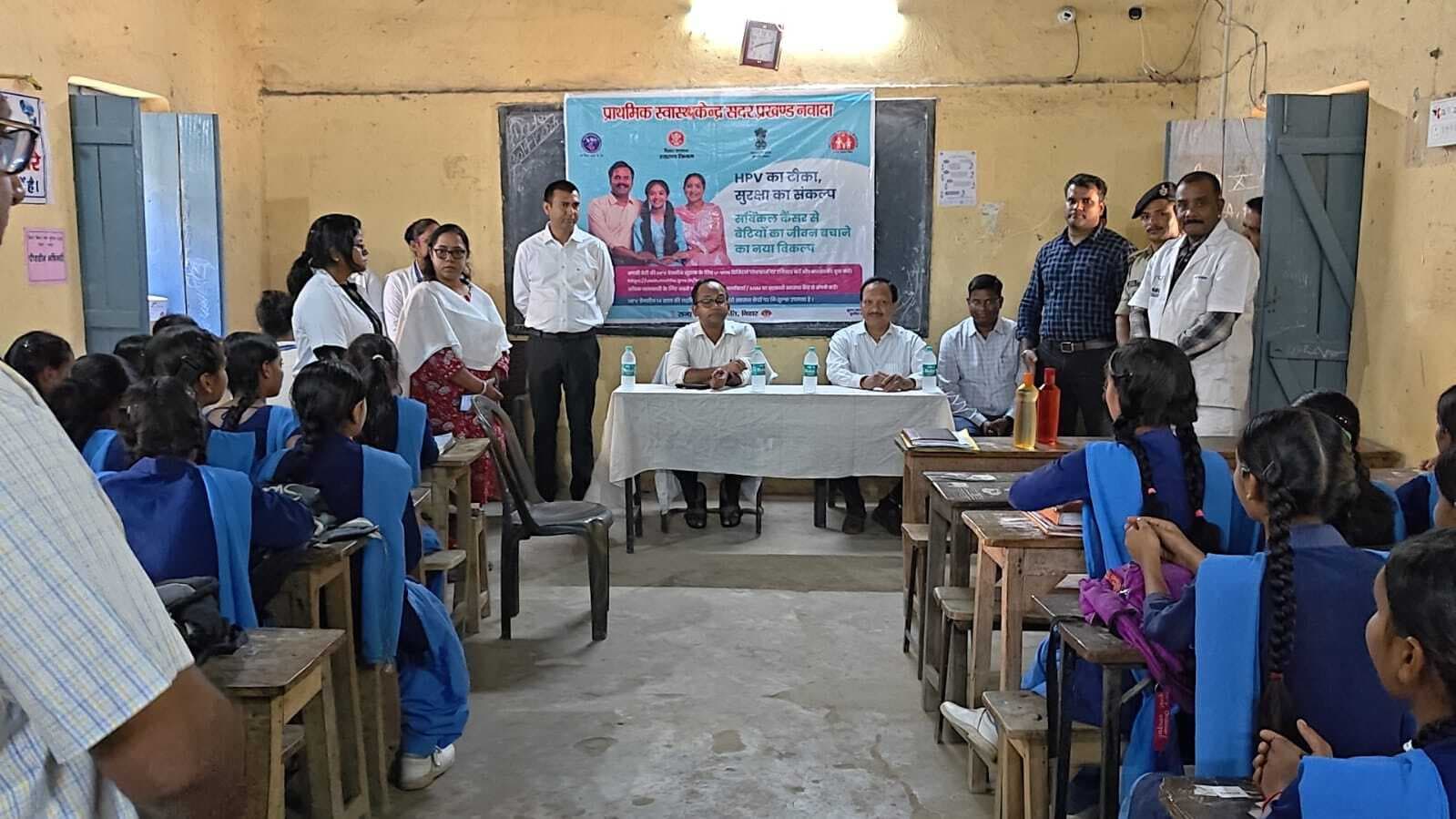 सर्वाइकल कैंसर से बचाव को लेकर छात्राओं का टीकाकरण, डीएम ने किया निरीक्षण