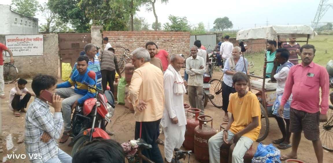 खड़गपुर में गहराया एलपीजी संकट, एजेंसी गोदाम पर उमड़ी भीड़