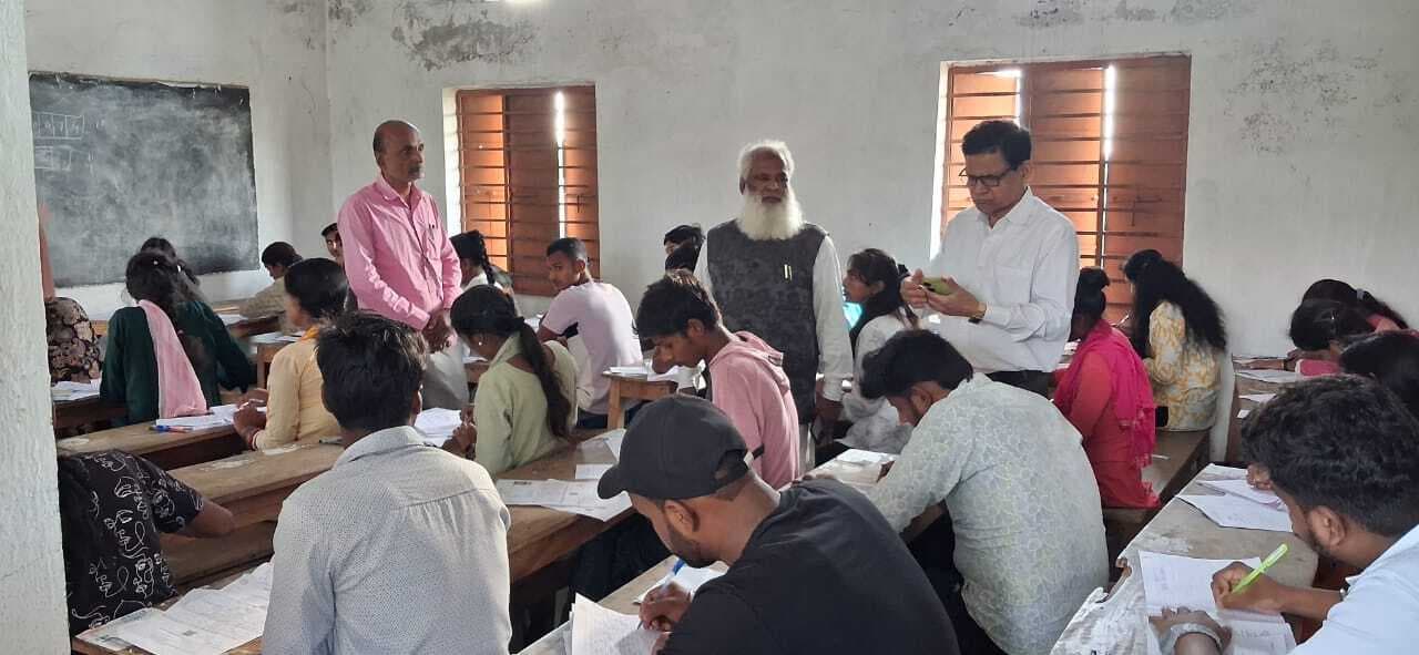 स्नातक तृतीय सेमेस्टर परीक्षा का उड़नदस्ता टीम ने किया निरीक्षण