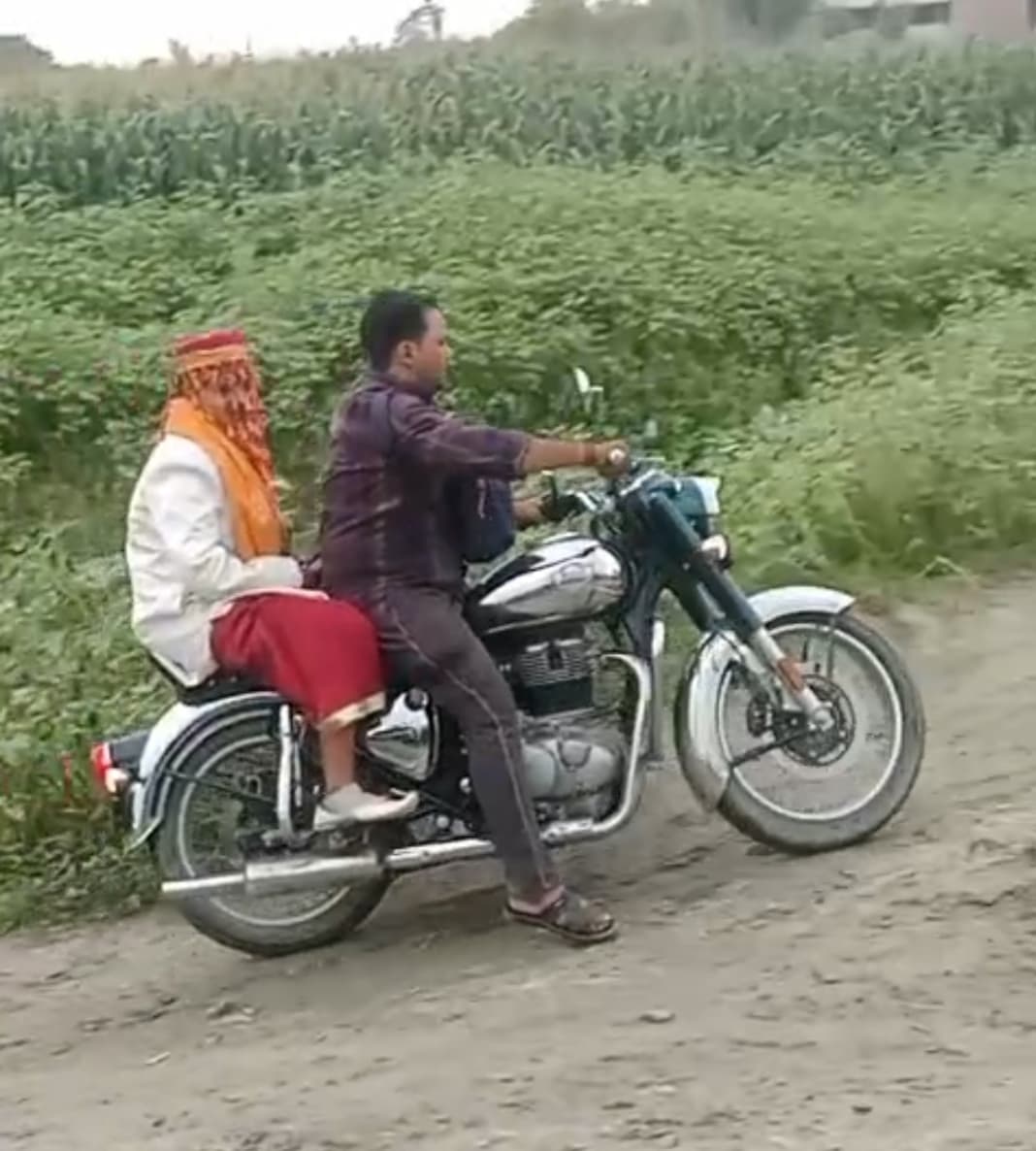 सपनों की बारात… कीचड़ में फंसी राह : दूल्हा बाइक से निकला, सिस्टम हुआ बेनकाब