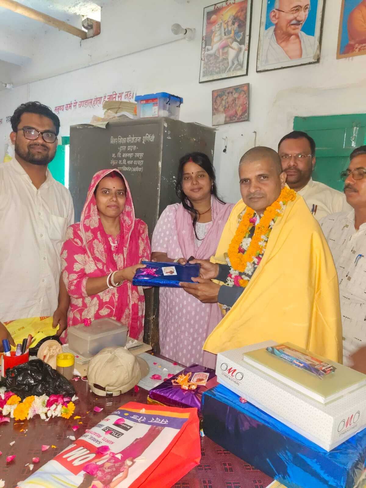 स्थानांतरण पर प्रभारी प्रधानाध्यापक को दी विदाई