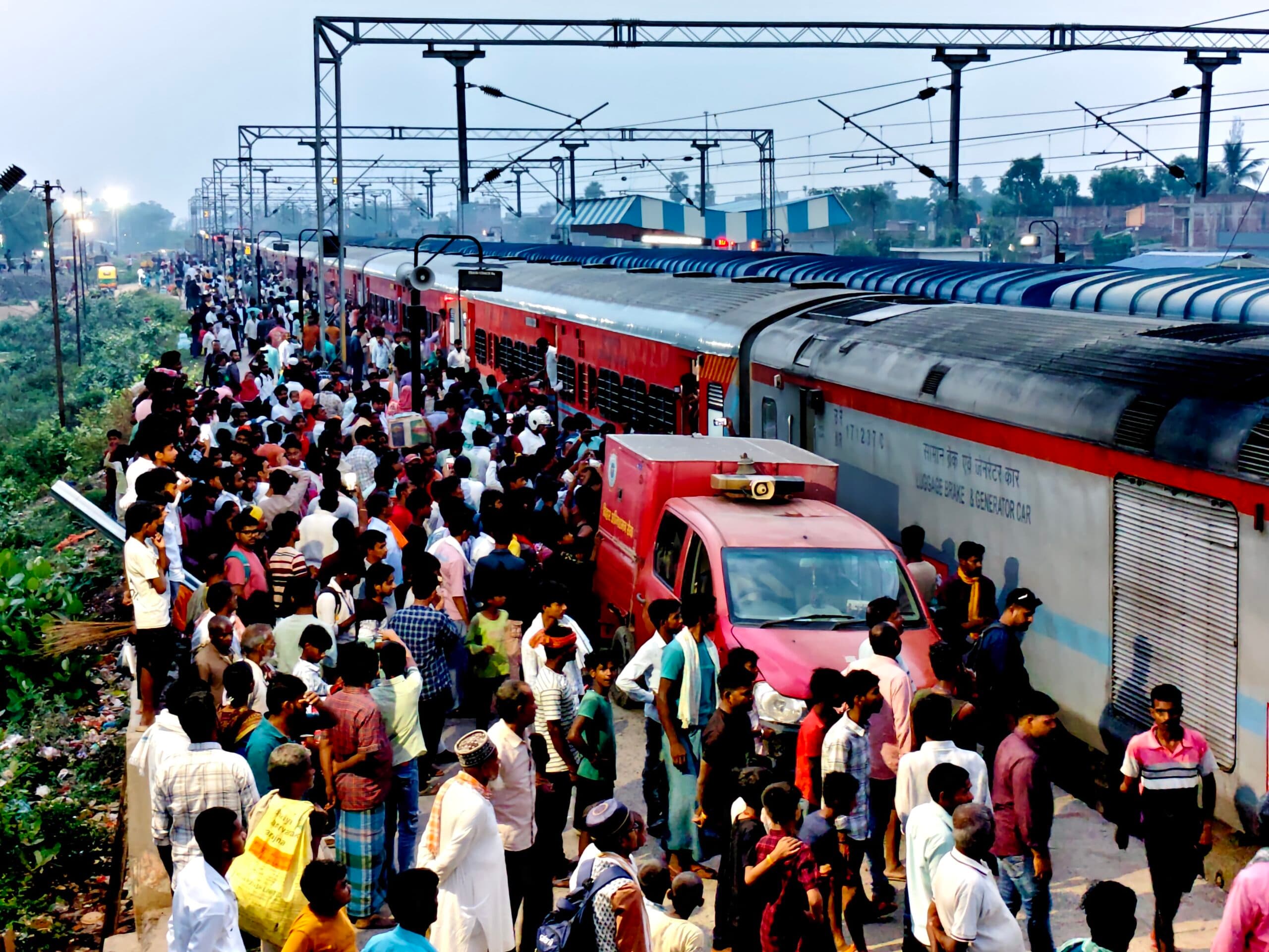 जनसाधारण एक्सप्रेस में धुआं उठने से मची अफरा-तफरी