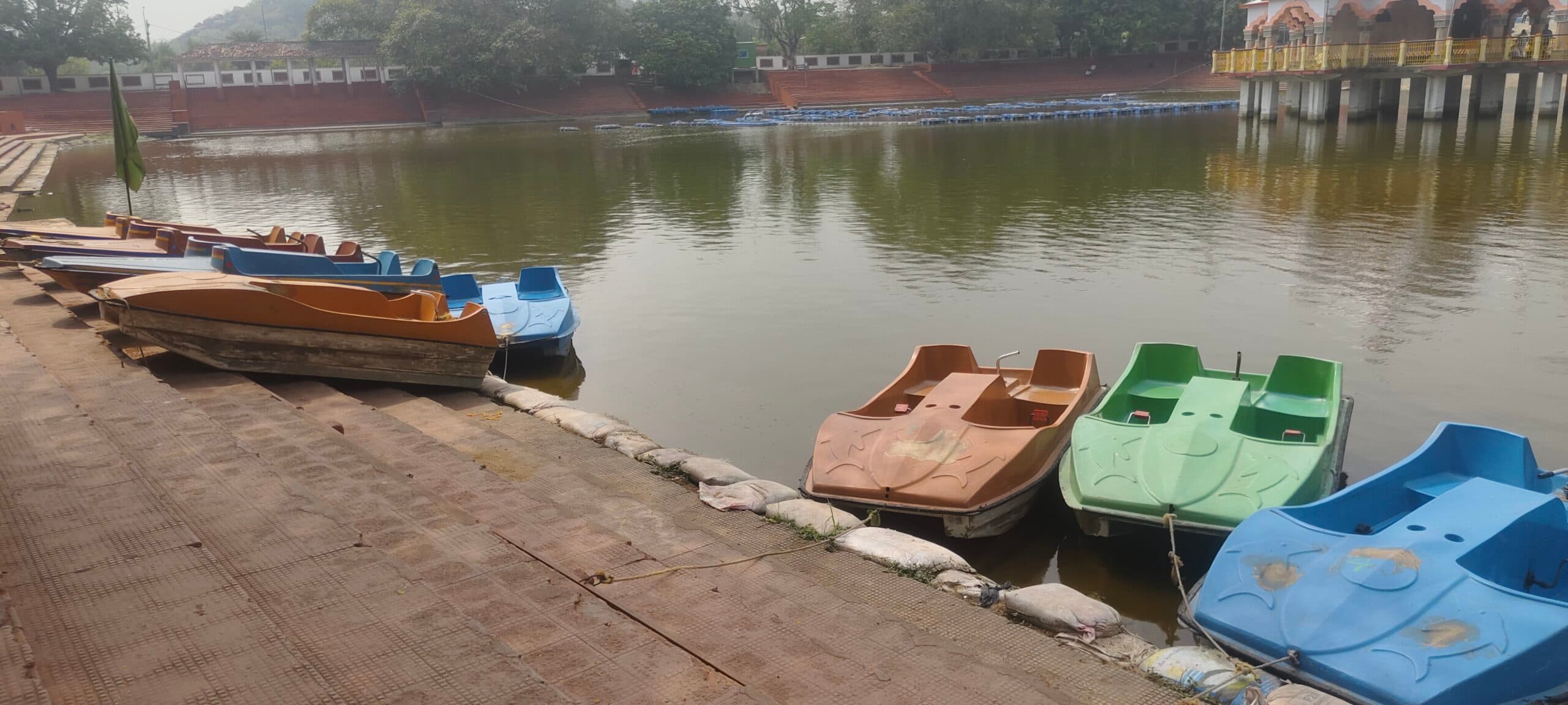 गर्मी ने मंदार की रौनक छीनी, सैलानियों की कमी से रोपवे और नौका विहार पर संकट