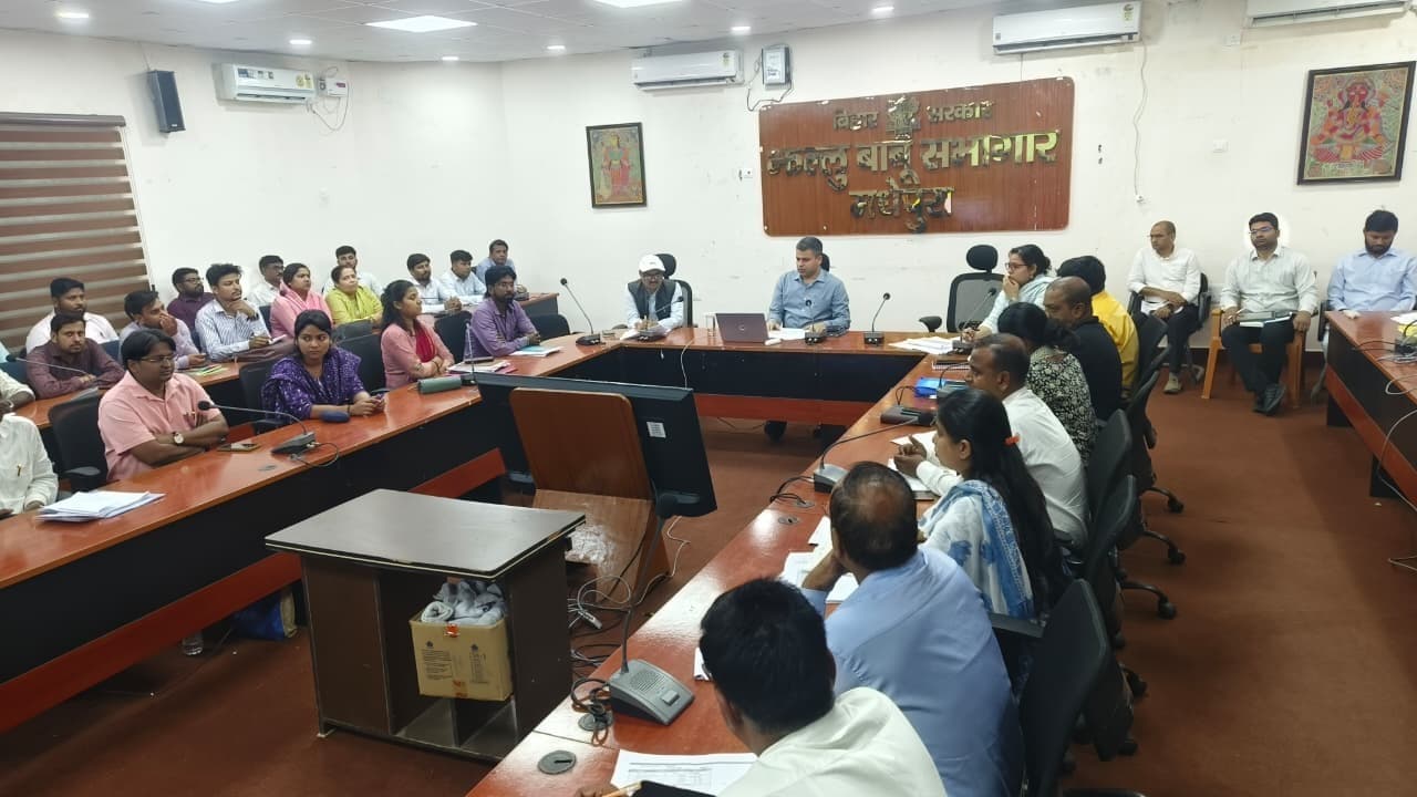 लंबित योजनाओं को प्राथमिकता के आधार पर करें निष्पादित- डीएम