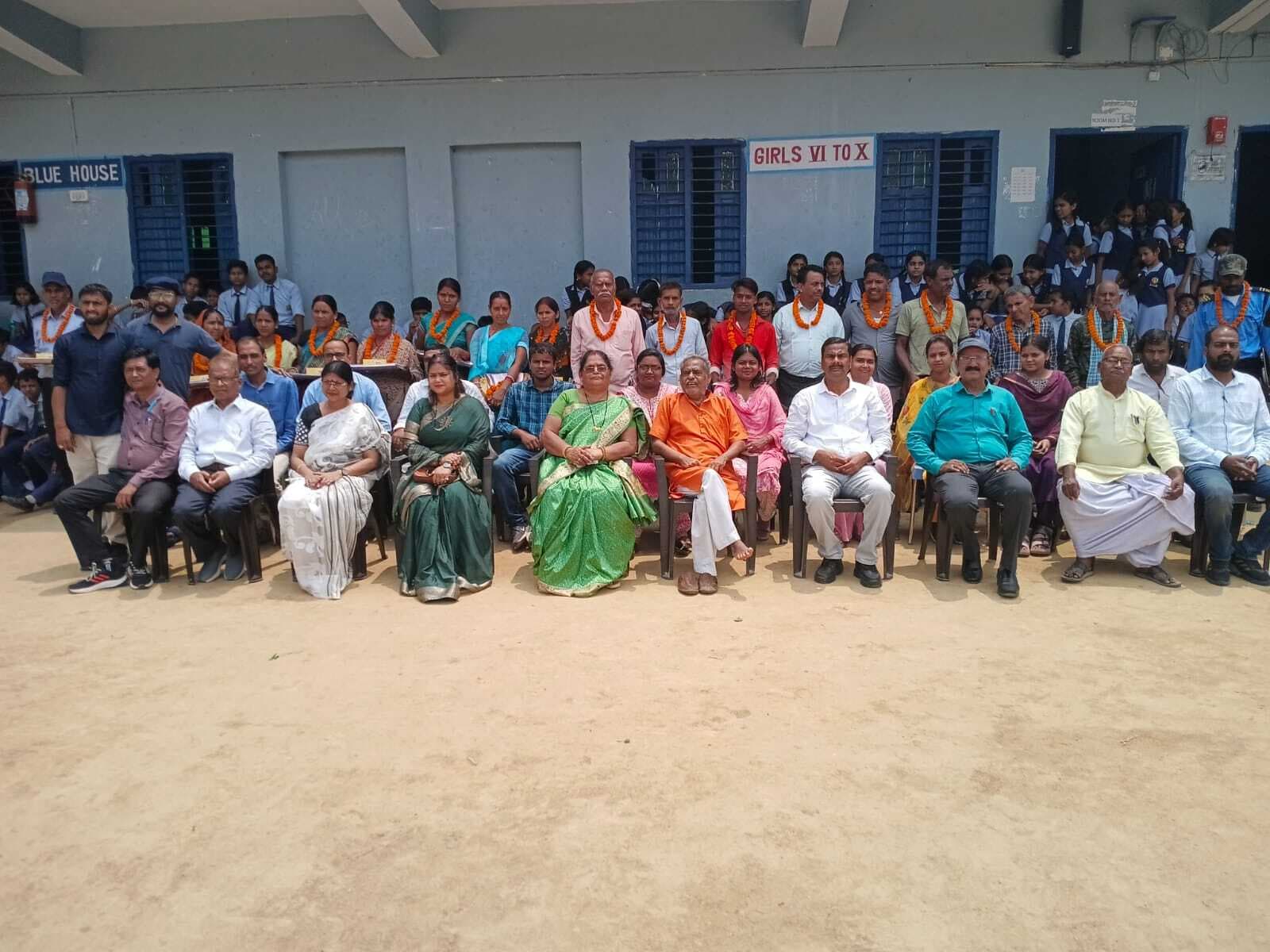 मजदूर दिवस पर तुर्थ वर्गीय कर्मचारियों को किया सम्मानित