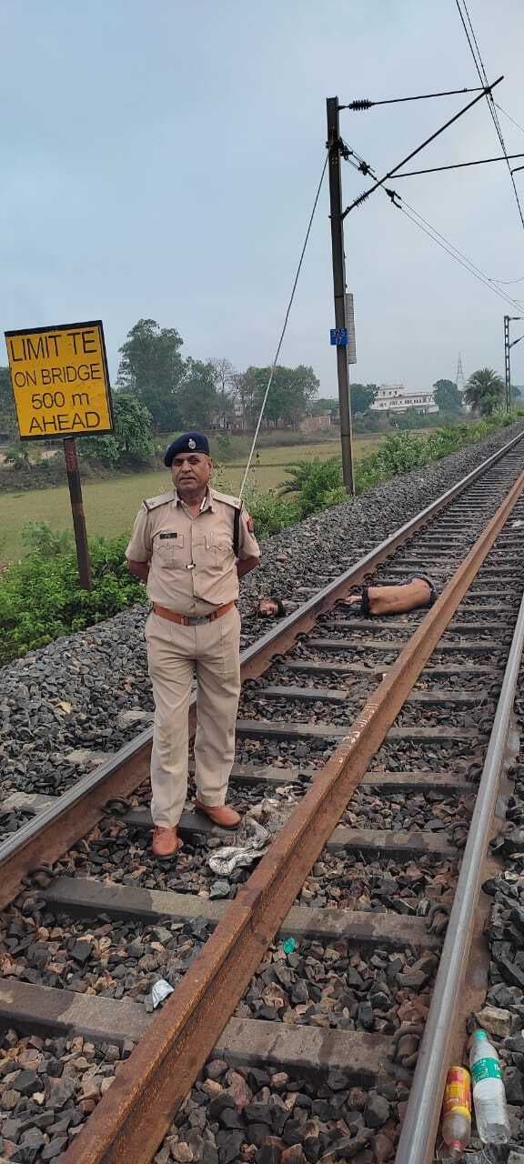 Deoghar news : रेलवे ट्रैक से युवक का मिला शव, परिजनों ने प्रेम-प्रसंग में हत्या किये जाने का लगाया आरोप