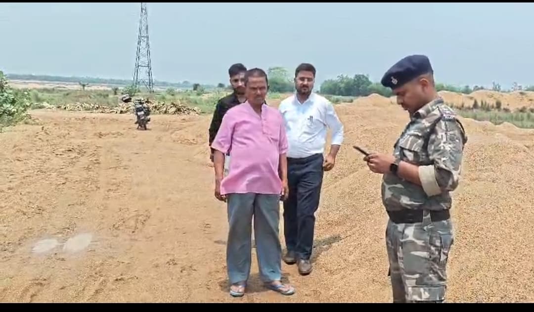 जब्त डंप बालू की बिक्री की सूचना पर पहुंचे खनन निरीक्षक, लिया जायजा