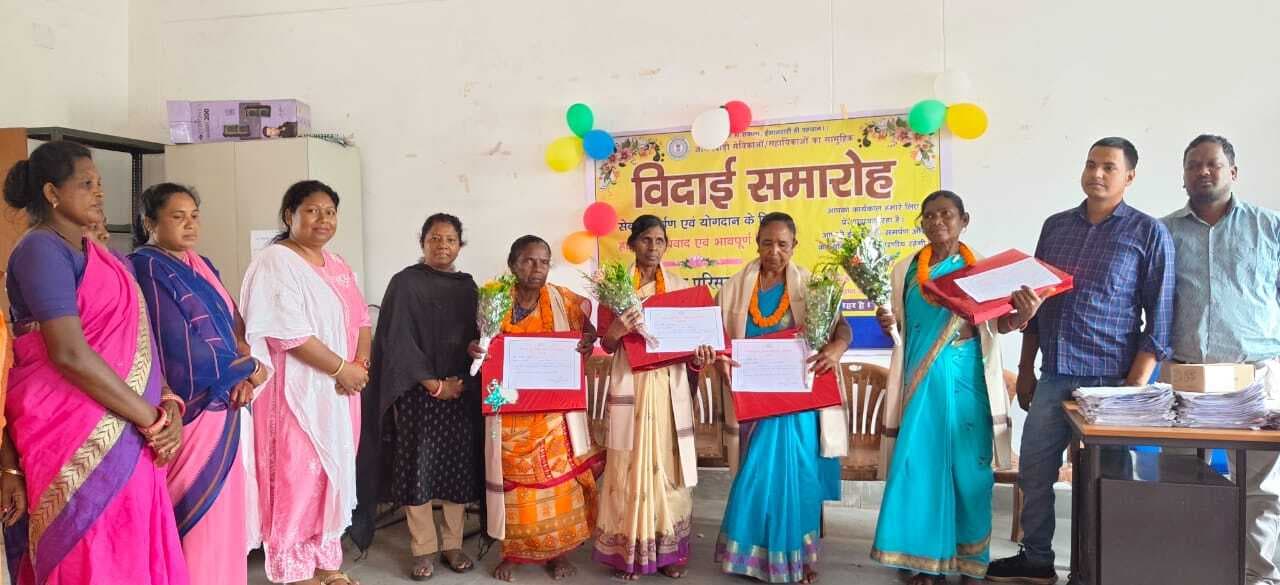 सेवानिवृत्ति पर सेविकाओं को दी गयी विदाई