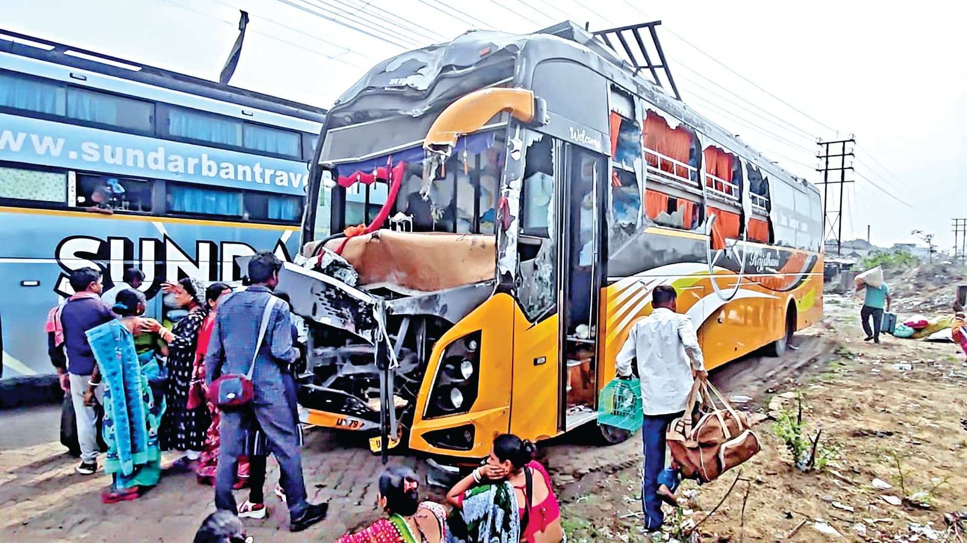वोट देकर लौटते प्रवासी श्रमिकों की बस दुर्घटनाग्रस्त, बाल-बाल बचे 60 यात्री
