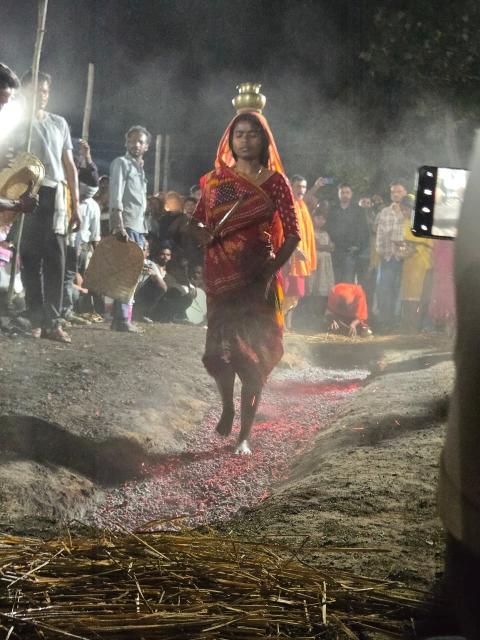 दहकते अंगारों पर चले शिव भक्त