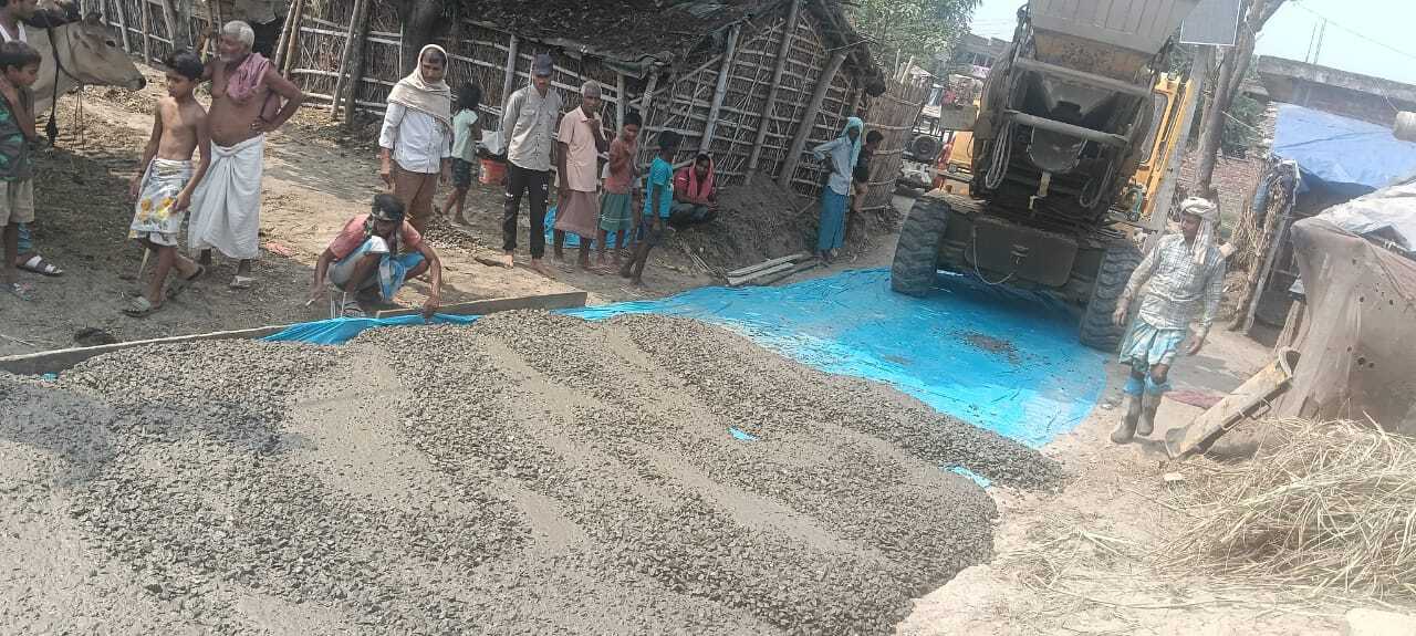 सड़क निर्माण कार्य में गड़बड़ी से ग्रामीणों में आक्रोश