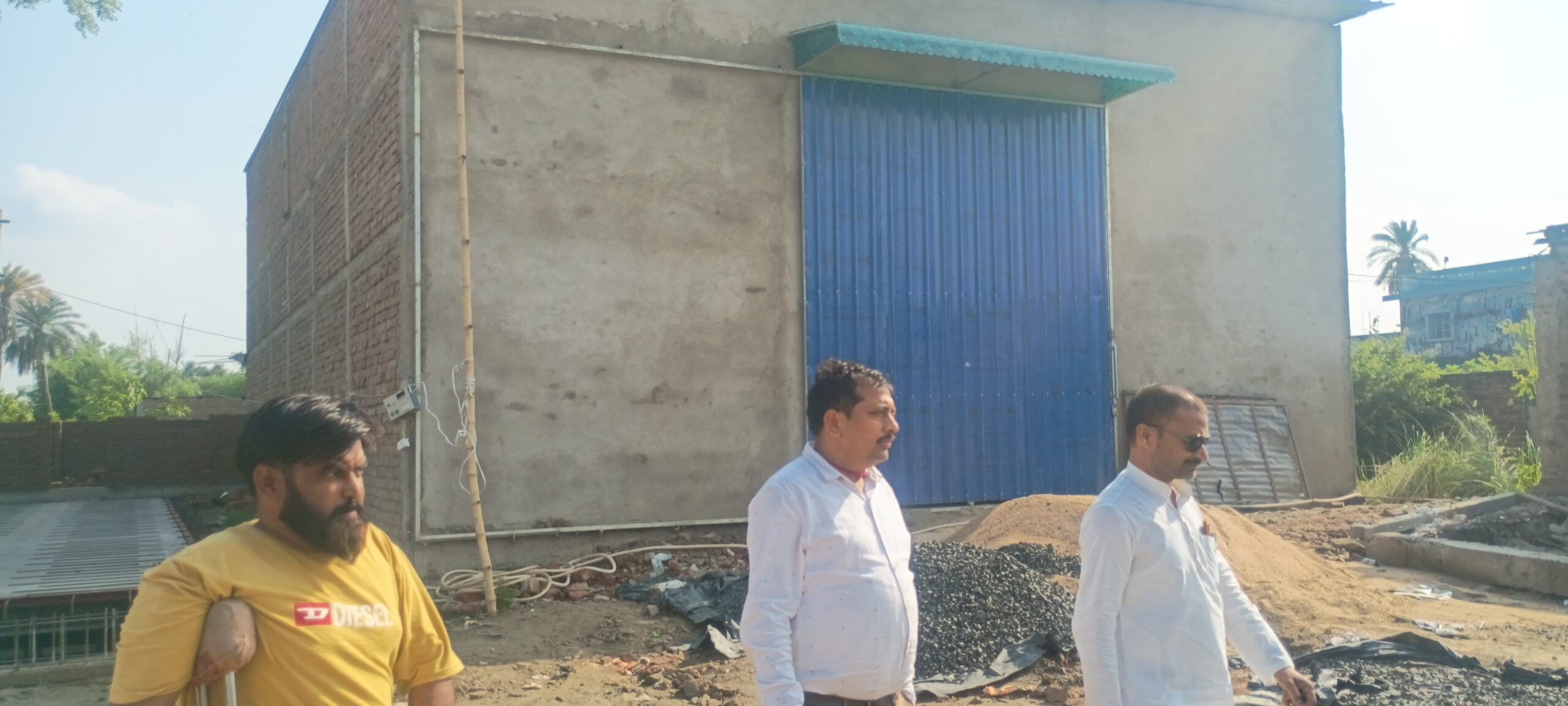 रोक के बावजूद गोदाम व धर्मकांटा का हो रहा निर्माण, अधिकारी ने किया निरीक्षण