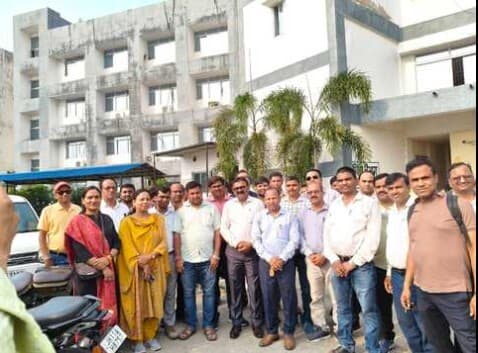 Giridih News :डीइओ व डीएसई से मिला समन्वय समिति का प्रतिनिधिमंडल, सौंपा ज्ञापन