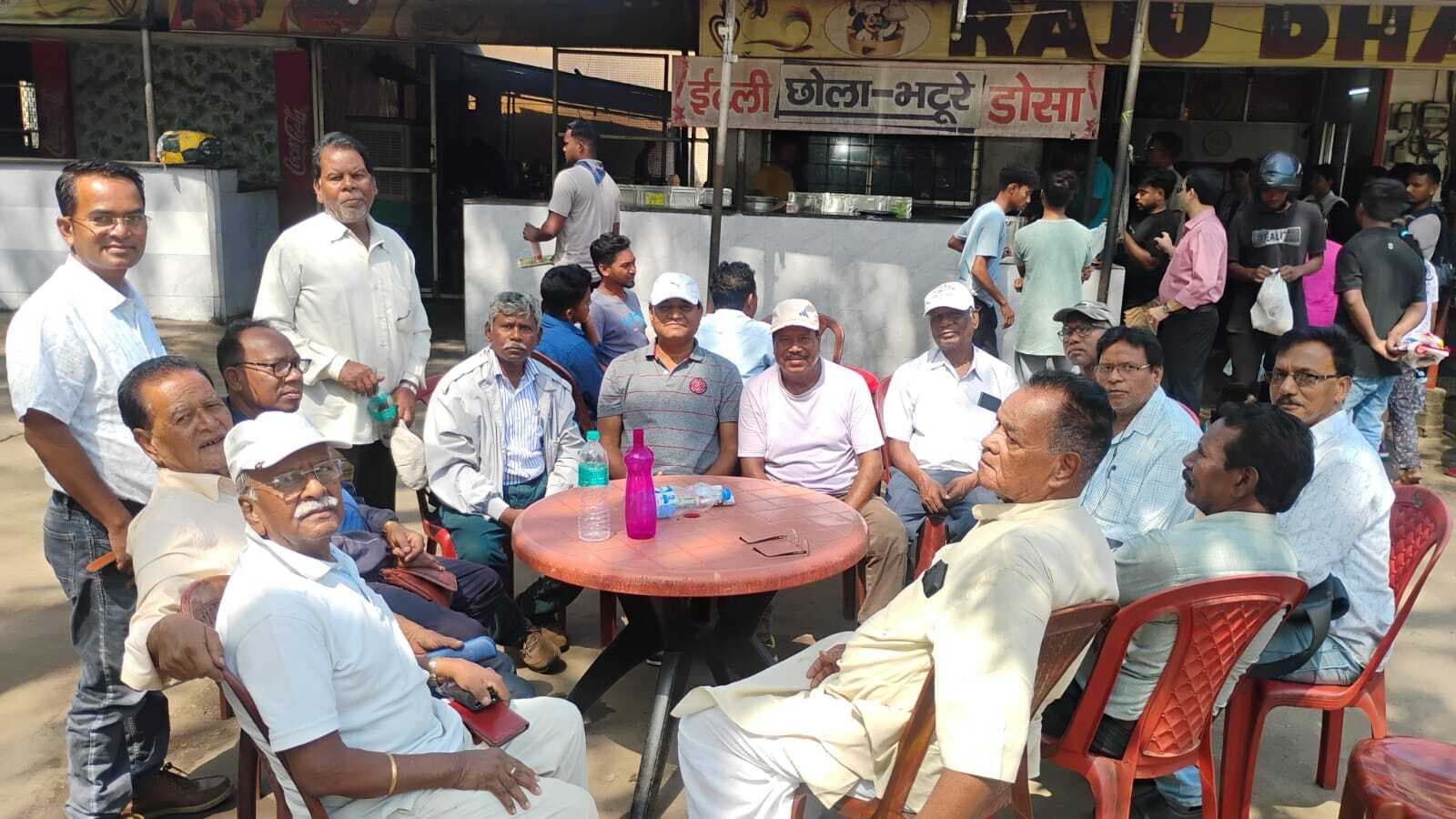 Chaibasa News : पुलिस ने रोकी ग्रामीणों की न्याय यात्रा, सड़क पर बैठे आंदोलनकारी